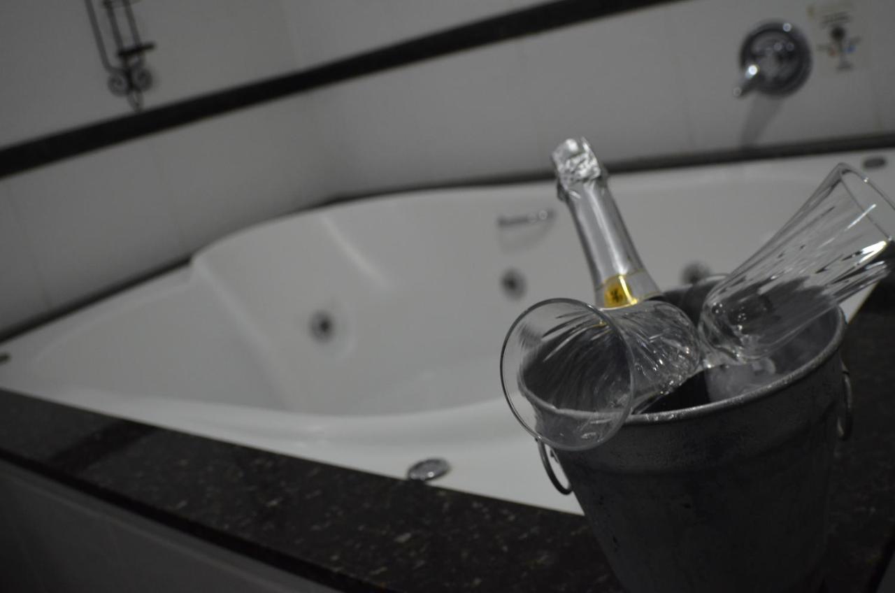 Constantino Hotel E Eventos Juiz de Fora Exteriér fotografie A bottle of champagne in a champagne bucket