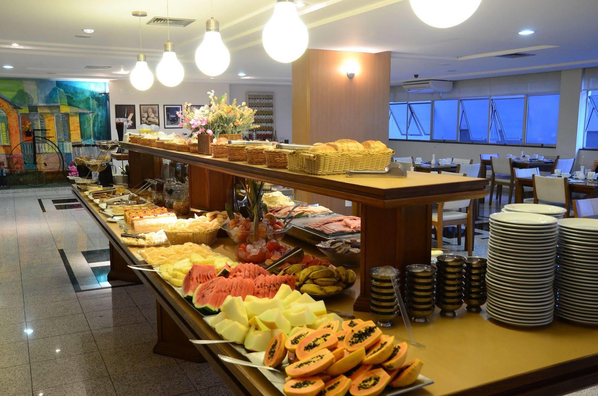 Constantino Hotel E Eventos Juiz de Fora Exteriér fotografie A buffet at a hotel